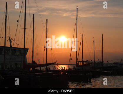Die Sonne geht am Lake Steinhuder Meer in Steinhude, Deutschland, 29. Juli 2012. Meteorologen prognostizieren für die kommenden Tage Regen und Temperaturen um 20 Grad Celsius. Foto: MARCUS BRANDT Stockfoto