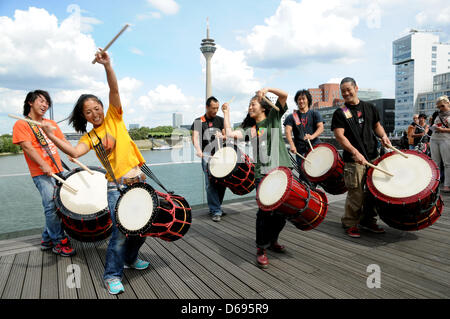 Yamato-The Drummers of Japan Posieren bin Montag (30.07.2012) in Düsseldorf Auf Einer Brücke Im Medienhafen. Mit Ihrer abzählen aus Traditioneller Trommelkunst Und Spektakulärer Choreografie Stehen Yamato-Trommler von Japan eine der Spitze Aller Vergleichbaren Formationen.Als Sommerbespielung der Deutschen Oper bin Rhein Vom 7. Bis 19. August Kehren Die Meister der Japanischen Taiko Stockfoto