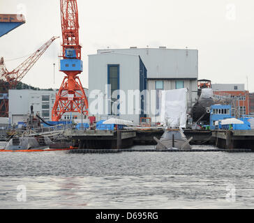 Blick auf drei u-Boote in den Räumlichkeiten der Werft Howaldtswerke-Deutsche Werft (HDW) in Kiel, Deutschland, 30. Juli 2012. Foto: Angelika Warmuth Stockfoto