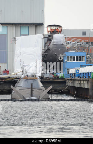 Blick auf zwei u-Boote in den Räumlichkeiten der Werft Howaldtswerke-Deutsche Werft (HDW) in Kiel, Deutschland, 30. Juli 2012. Foto: Angelika Warmuth Stockfoto