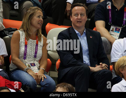 Britischer Premierminister, sitzt David Cameron (R) an den Ständen, während die Männer Synchronpore 10 m Plattform Finale auf der Diving-Veranstaltung im Aquatics Centre auf die 2012 Olympischen Spiele in London, London, Großbritannien, 30. Juli 2012. Foto: Michael Kappeler Dpa +++(c) Dpa - Bildfunk +++ Stockfoto