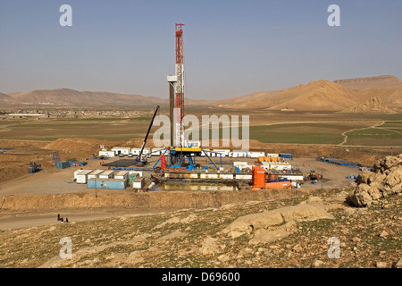 Öl und Gas onshore Exploration Rig Website im Tal von Bergen am Horizont. Irakisch-Kurdistan im Nordirak Stockfoto