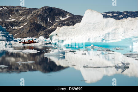 Eisberge am Sermilik Fjord in den Bezirk Ammassalik in der Nähe von Tiniteqilaaq in Ost-Grönland, Dänemark, 17. Juli 2012. Foto: Patrick Pleul Stockfoto