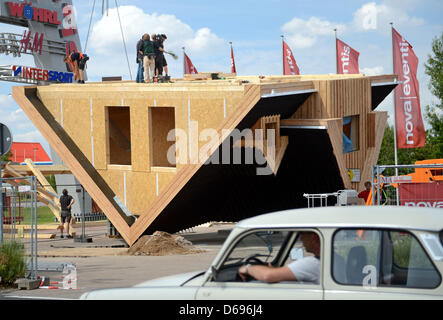 Bauarbeiter arbeiten auf einem Kopf Haus vom Hersteller "Das Verrueckte Haus (DVH) GbR" (The Crazy House) in einem Shopping Center in Günthersdorf bei Leipzig, 31. Juli 2012. Das Gebäude mit 120 m ², zwei Etagen und neun Zimmer wird Besucher ein völlig neues Erlebnis zu Hause bieten, wenn es im Oktober öffnet. Die Innenausstattung werden auch an der Decke. Foto: er Stockfoto