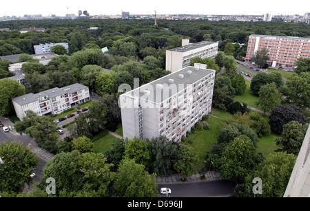 Hochhäuser sind im Hansaviertel in Berlin, Deutschland, 31. Juli 2012 abgebildet. Die Stadt Berlin will das Hansaviertel, die UNESCO-Liste des Weltkulturerbes hinzugefügt haben. Das Südliche Hansaviertel wurde im Jahr 1953 plante und baute von 1955 bis 1960 gebaut für die Internationale Bauausstellung (Interbau) im Jahr 1957. Es dient als ein Modell für die moderne Stadtplanung und Architektur für die Stockfoto