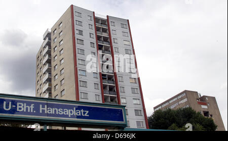 Hochhäuser sind im Hansaviertel in Berlin, Deutschland, 31. Juli 2012 abgebildet. Die Stadt Berlin will das Hansaviertel, die UNESCO-Liste des Weltkulturerbes hinzugefügt haben. Das Südliche Hansaviertel wurde im Jahr 1953 plante und baute von 1955 bis 1960 gebaut für die Internationale Bauausstellung (Interbau) im Jahr 1957. Es dient als ein Modell für die moderne Stadtplanung und Architektur für die Stockfoto