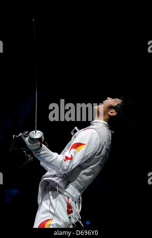 Chinas Sheng Lei feiert nach dem Sieg seine Konkurrenz mit Ägyptens Abouelkassemi während die Männer Florett-Einzel Finale Macht in ExCeL auf die 2012 Olympischen Spiele in London, London, Großbritannien, 31. Juli 2012. Foto: Marius Becker Dpa +++(c) Dpa - Bildfunk +++ Stockfoto