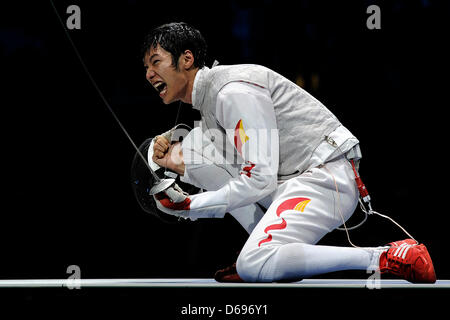 Chinas Sheng Lei feiert nach dem Sieg seine Konkurrenz mit Ägyptens Abouelkassemi während die Männer Florett-Einzel Finale Macht in ExCeL auf die 2012 Olympischen Spiele in London, London, Großbritannien, 31. Juli 2012. Foto: Marius Becker Dpa +++(c) Dpa - Bildfunk +++ Stockfoto