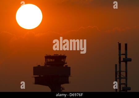 Datei - eine Archiv Bild datiert 26. Juni 2012 zeigt die Einstellung Sonne über dem Turm der künftigen Berlin-Brandenburg Airport (BER) in Schönefeld, Deutschland. Bundesminister für Verkehr Ramsauer (CSU) schlug nicht an neuer Eröffnungstermin des Flughafens um jeden Preis zu halten. Foto: Soeren Stache Stockfoto