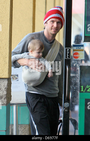 Christopher Jarecki bekommt etwas zu Essen mit seinem Sohn tragen Blu Los Angeles, Kalifornien - 05.12.11 Stockfoto