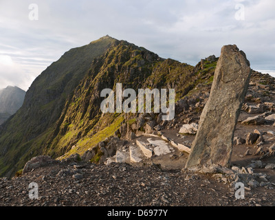 Yr Wyddfa, den Gipfel des Snowdon, bei Sonnenaufgang, zeigt die Steinsäule an der Spitze des Pyg Tracks Stockfoto