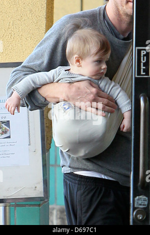 Christopher Jarecki bekommt etwas zu Essen mit seinem Sohn tragen Blu Los Angeles, Kalifornien - 05.12.11 Stockfoto