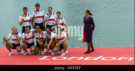 Filip Adamski, Andreas Kuffner, Eric Johannesen, Maximilian Reinelt, Richard Schmidt, Lukas Mueller, Florian Mennigen, Kristof Wilke, Martin Sauer von Deutschland nach dem Sieg der Männer acht Finals im Rudern in Eton Dorney auf die 2012 Olympischen Spiele in London, London, Vereinigtes Königreich, 1. August 2012 zu feiern. Foto: Peter Kneffel Dpa +++(c) Dpa - Bildfunk +++ Stockfoto