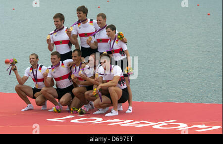 Filip Adamski, Andreas Kuffner, Eric Johannesen, Maximilian Reinelt, Richard Schmidt, Lukas Mueller, Florian Mennigen, Kristof Wilke, Martin Sauer von Deutschland nach dem Sieg der Männer acht Finals im Rudern in Eton Dorney auf die 2012 Olympischen Spiele in London, London, Vereinigtes Königreich, 1. August 2012 zu feiern. Foto: Peter Kneffel Dpa +++(c) Dpa - Bildfunk +++ Stockfoto