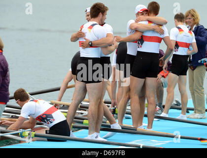 Filip Adamski, Andreas Kuffner, Eric Johannesen, Maximilian Reinelt, Richard Schmidt, Lukas Mueller, Florian Mennigen, Kristof Wilke, Martin Sauer von Deutschland nach dem Sieg der Männer acht Finals im Rudern in Eton Dorney auf die 2012 Olympischen Spiele in London, London, Vereinigtes Königreich, 1. August 2012 zu feiern. Foto: Peter Kneffel Dpa +++(c) Dpa - Bildfunk +++ Stockfoto