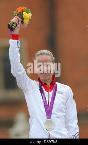 Silbermedaillengewinnerin Judith Arndt Deutschlands feiert auf dem Podium nach den Frauen individuelle Time Trial von Road Cycling Event während der London 2012 Olympische Spiele in London, Großbritannien, 1. August 2012. Foto: Christian Charisius Dpa +++(c) Dpa - Bildfunk +++ Stockfoto