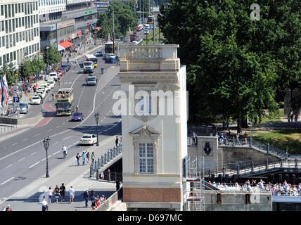 Die Menschen gehen vorbei an einer Stichprobe von der Fassade des Berliner Stadtschlosses in Berlin, Deutschland, 1. August 2012. Es zeigt, wie die historische Fassade des Stadtschlosses aussehen wird, sobald der Bau abgeschlossen ist. Die Verlegung des ersten Steins ist für 2013 geplant und die Öffnung für 2019. Foto: Britta Pedersen Stockfoto