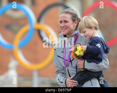 Goldmedaillengewinner Kristin Armstrong aus den USA feiert auf dem Podium mit ihrem Sohn Lucas nach dem Gewinn der Frauen individuelle Time Trial von Road Cycling Event während der London 2012 Olympische Spiele in London, Großbritannien, 1. August 2012. Foto: Christian Charisius Dpa +++(c) Dpa - Bildfunk +++ Stockfoto