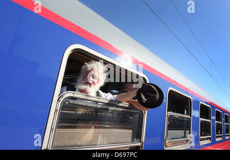 Ein bayerischer Mann in Tracht Wellen aus einem speziellen Zug nach Rom Haltestelle Ostbahnhof in München, 1. August 2012. Rund 1.000 Pilger aus der Erzdiözese München-Freising sind auf dem Weg nach Rom für einen festlichen Abend für Papst Benedict XVI. Foto: KARL-JOSEF HILDENBRAND Stockfoto