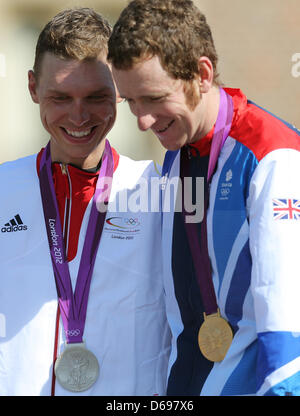 Goldmedaillengewinner Großbritannien Bradley Wiggins (R) und Silbermedaillengewinner, Deutschlands Tony Martin Lächeln auf dem Podium nach den Männern individuelle Time Trial von Road Cycling Event während der London 2012 Olympische Spiele in London, Großbritannien, 1. August 2012. Foto: Christian Charisius dpa Stockfoto