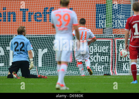 Münchens Xherdan Shaqiri (M-Back) feiert sein 1-3-Ziel neben Kaiserslautern Torhüter David Hohs während das Testspiel zwischen 1. FC Kaiserslautern und FC Bayern München im Fritz-Walter-Stadion in Kaiserslautern, Deutschland, 1. August 2012. Foto: UWE ANSPACH Stockfoto