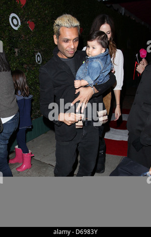 Tony Kanal und seine Familie kommen Promis bei der "Harajuku Mini" Launch Party im Jim Henson Studios in Los Angeles, Kalifornien Stockfoto