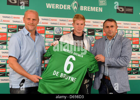 Headcoach des Fußball-Bundesligisten Werder Bremen, Thomas Schaaf (L) und Geschäftsführer Klaus Allofs (R) Bremens neuen Spieler Kevin de Bruyne am Weserstadium in Bremen, Deutschland, 2. August 2012 präsentieren. Die 21 Jahre alte Stürmer ist eine einjährige Leihgabe vom FC Chelsea. Foto: CARMEN JASPERSEN Stockfoto