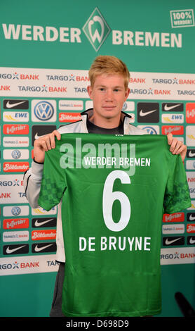 Bundesliga Fußballverein Werder neuer Spieler, Kevin de Bruyne aus Belgien, posiert mit seinem New Jersey während seiner Präsentation auf einer Pressekonferenz am Weserstadium in Bremen, Deutschland, 2. August 2012. Die 21 Jahre alte Stürmer ist eine einjährige Leihgabe vom FC Chelsea. Foto: CARMEN JASPERSEN Stockfoto