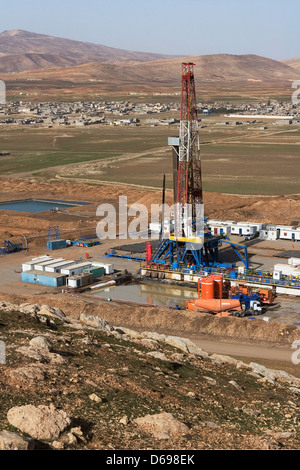 Öl und Gas onshore Exploration Rig Website im Tal von Bergen am Horizont. Irakisch-Kurdistan im Nordirak Stockfoto