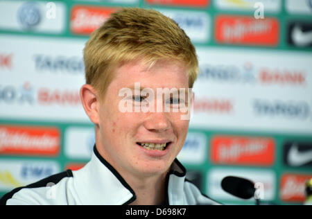 Werder neue Spieler Kevin de Bruyne auf einer Pressekonferenz am Weserstadium in Bremen, Deutschland, 2. August 2012 präsentiert. Die 21 Jahre alte Stürmer ist eine einjährige Leihgabe vom FC Chelsea. Foto: CARMEN JASPERSEN Stockfoto