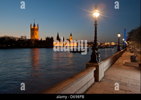 Häuser des Parlaments am Nordufer der Themse vom Südufer aus gesehen in der Nähe von Lambeth Bridge. Mit dem London Eye Stockfoto