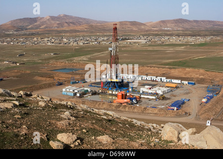 Öl und Gas onshore Exploration Rig Website im Tal von Bergen am Horizont. Irakisch-Kurdistan im Nordirak Stockfoto