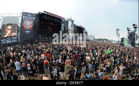 Besucher des Festivals stehen vor der Bühne während der Vorstellung der Band Skyline beim Wacken Open Air Festival in Wacken, Deutschland, 2. August 2012. Die weltweit größte Heavy Metal Festival findet vom 02 bis 4. August 2012. Foto: DANIEL REINHARDT Stockfoto