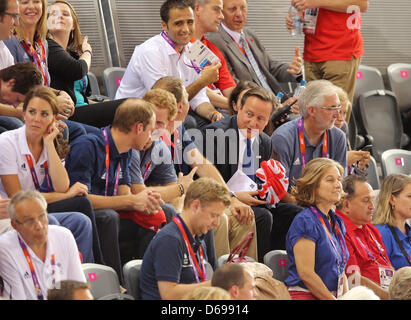 Prince William (C), Duke of Cambridge, Catherine (L), Herzogin von Cambridge und der britische Premierminister David Cameron (2. R) die Männer-Team-Sprint im Velodrom an die 2012 Olympischen Spiele in London, London, Großbritannien, 2. August 2012 zu besuchen. Foto: Christian Charisius dpa Stockfoto