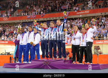 Bronze-Medaillengewinner Gregory Bauge, Kevin Sireau und Michael D'Almeida von Frankreich (L-R), Goldmedaillengewinner Philip Hindes, Jason Kenny und Chris Hoy aus Großbritannien und Bronze Medaillenträger Robert Forstemann und Rene Enders, Maximilian Levy Deutschland feiern mit ihren Medaillen bei der Siegerehrung nach der Männer-Team-Sprint auf die 2012 Olympischen Spiele in London, London, Vereinigtes Königreich, 02 Au Stockfoto