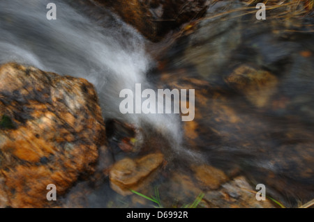 Ein Foto mit einem Nikkor 35 mm 1:1,4 AI-S Objektiv des Nurgush Mountains im Herbst, das die Landschaft der russischen Berge während der Herbstsaison zeigt. Das Bild zeigt das raue Gelände und das bunte Laub der Gegend. Stockfoto