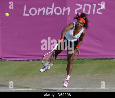 Serena Williams aus den USA in Aktion mit ihrer Schwester Venus in ihrer Damen Doppel Viertelfinale Spiel gegen Errani/Vinci von Italien während des Tennisturniers der London 2012 Olympischen Spiele in Wimbledon, London, Großbritannien, 2. August 2012. Foto: Peter Kneffel dpa Stockfoto