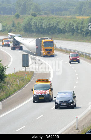 Mit einer Länge von 75 Metern ist der längste Rotorblatt von Esbjerg nach Osterild, Dänemark, 1. August 2012 transportiert. Das Rotorblatt wird auf den Prototyp der Siemens Offshore-Windkraftanlage in Osterild installiert werden. Foto: Angelika Warmuth Stockfoto