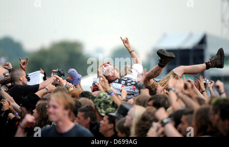 Ein Mann Menge Surfes während eines Konzerts der Band Saxon beim Wacken Open Air Festival in Wacken, Deutschland, 2. August 2012. Die größte Heavy Metal Festival der Welt findet statt zwischen 02 und 4. August 2012. Foto: Daniel Reinhardt Stockfoto