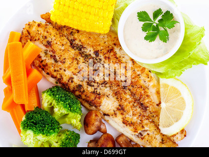 Lecker Gegrilltes Fischfilet mit frischem Gemüse und Sauce auf weißen Teller, Luxus-Dinner im Restaurant, leckeres Grillfleisch Stockfoto
