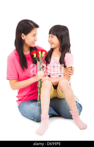 Kleines Mädchen Nelke Blumen am Muttertag schenken Stockfoto