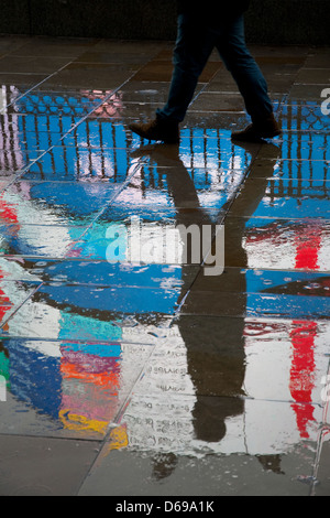 Neon Sign Reflexionen auf nassem Asphalt, Piccadilly Circus, London, england Stockfoto