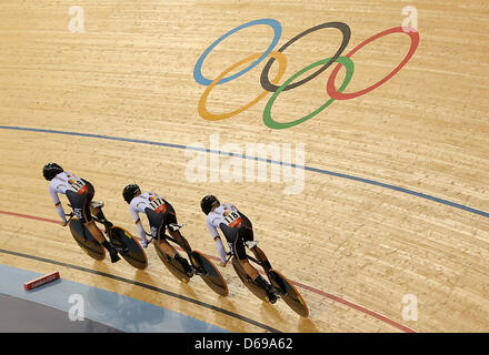 Deutschlands Lisa Brennauer (L-R); Judith Arndt und Charlotte Becker, während die Frauen Track cycling Mannschaftsverfolgung bei der Veldorome während der London 2012 Olympische Spiele im Velodrom, London, Großbritannien, 3. August 2012 konkurrieren. Foto: Christian Charisius Dpa +++(c) Dpa - Bildfunk +++ Stockfoto