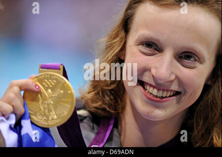 Katie Ledecky der USA zeigt ihre Goldmedaille nach 800 Meter-Freistil der Frauen während der London 2012 Olympische Spiele Schwimm-Wettbewerbe in das Aquatics Centre in die 2012 Olympischen Spiele in London, London, Großbritannien, 3. August 2012 zu gewinnen. Foto: Marius Becker Dpa +++(c) Dpa - Bildfunk +++ Stockfoto