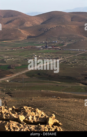 Öl und Gas Exploration Rig Tal Center aus in Kirkuk Sulaymaniyah Highway. Piragrum Berge fernen Horizont. Irak Stockfoto