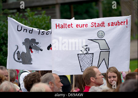 Demonstranten protestieren mit Banner gegen sogenannte "Trauermarsch" die Rechtsextremisten ab Mittag in Bad Nenndorf, Deutschland, 4. August 2012 inszenieren möchten. Breiten Widerstand der Bewohner, Politiker und Aktionsgruppen gebildet gegen die Neonazi-Kundgebung in Bad Nenndorf bei Hannover. Mehrere Vereine und Verbände sowie Gewerkschaften, Parteien, Kirchen und Politiker Stockfoto