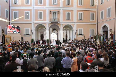 Bayerische Pilkgrims tragen ihren traditionellen Kostümen tanzen und spielen Musik für Papst Benedict XVI an die päpstliche Sommerresidenz in Castel Gandolfo, Italien, 3. August 2012. Rund 1000 Pilger aus der Erzdiözese München-Freising inszeniert eine verspätete Feier anlässlich des 85. Geburtstags von Papst Benedikt im April. Foto: Karl-Josef Hildenbrand Stockfoto