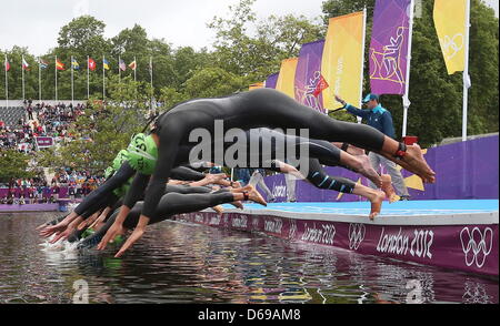 Konkurrenten zu Beginn der Rennen der Frauen London 2012 Olympische Spiele Triathlon-Wettbewerb im Hyde Park, London, Großbritannien, 4. August 2012. Foto: Christian Charisius +++(c) Dpa - Bildfunk +++ Stockfoto