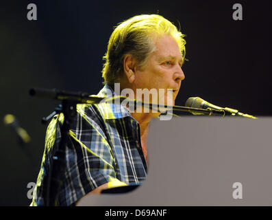 Musiker Brian Wilson von uns Band The Beach Boys führt auf der Bühne während eines Konzerts in der o2 World in Berlin, Deutschland, 3. August 2012. Die Beach Boys spielte Songs aus ihrem neuen Album "das ist, warum Gott das Radio". Foto: Britta Pedersen Stockfoto