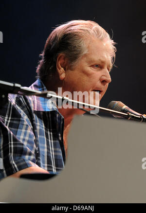 Musiker Brian Wilson von uns Band The Beach Boys führt auf der Bühne während eines Konzerts in der o2 World in Berlin, Deutschland, 3. August 2012. Die Beach Boys spielte Songs aus ihrem neuen Album "das ist, warum Gott das Radio". Foto: Britta Pedersen Stockfoto